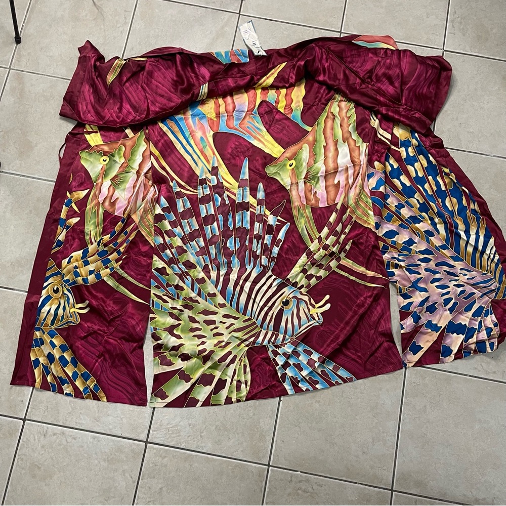 Vibrant Simply Silk Fish Design Robe - Picture 4 of 4
